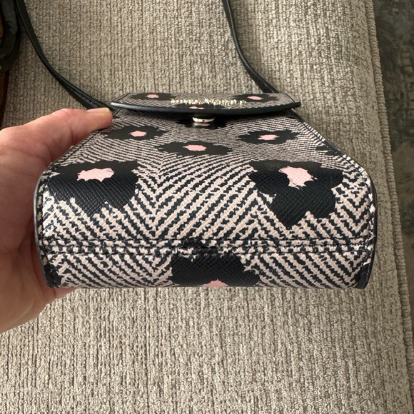 EUC Madison North Square Crossbody - Picture 3 of 9